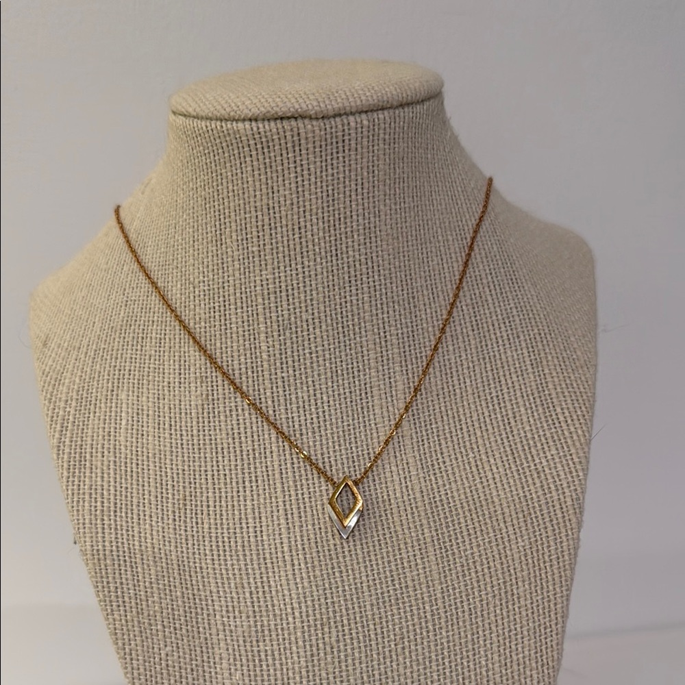 Elegant Gold and Pearl Pendant Necklace